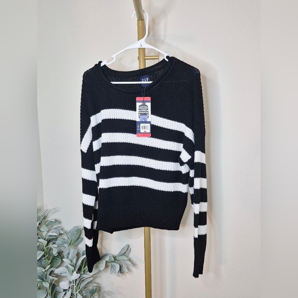 GAP Women's Black and White Striped Crew Neck Sweater